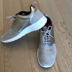 Nike Roshe Suede Women’s Shoes
